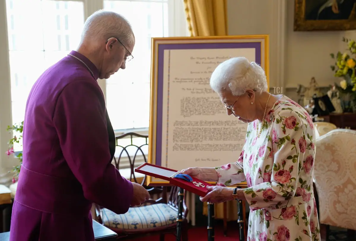 La regina Elisabetta II riceve l'Arcivescovo di Canterbury Justin Welby al Castello di Windsor, dove le ha presentato una speciale 'Croce di Canterbury' per il suo 'instancabile' servizio alla Chiesa d'Inghilterra per oltre settant'anni e una citazione per la Croce, che è stata presentata come un pezzo di calligrafia incorniciato il 21 giugno 2022 a Windsor, Inghilterra