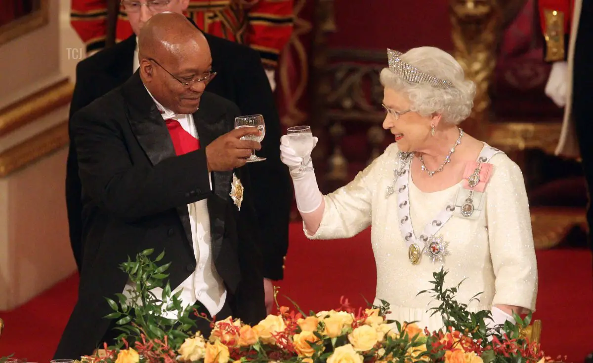 La Regina Elisabetta II (a destra) brinda con il Presidente del Sud Africa Jacob Zuma (a sinistra) all'inizio del Banchetto di Stato a Buckingham Palace a Londra il 3 marzo 2010