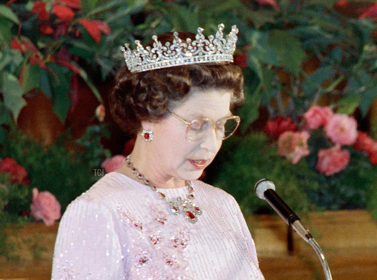 La regina del Regno Unito, Elisabetta II (a sinistra), legge un discorso durante un banchetto con il Presidente della Repubblica Popolare Cinese Li Xiannian nella Grande Sala del Popolo a Pechino il 13 ottobre 1986