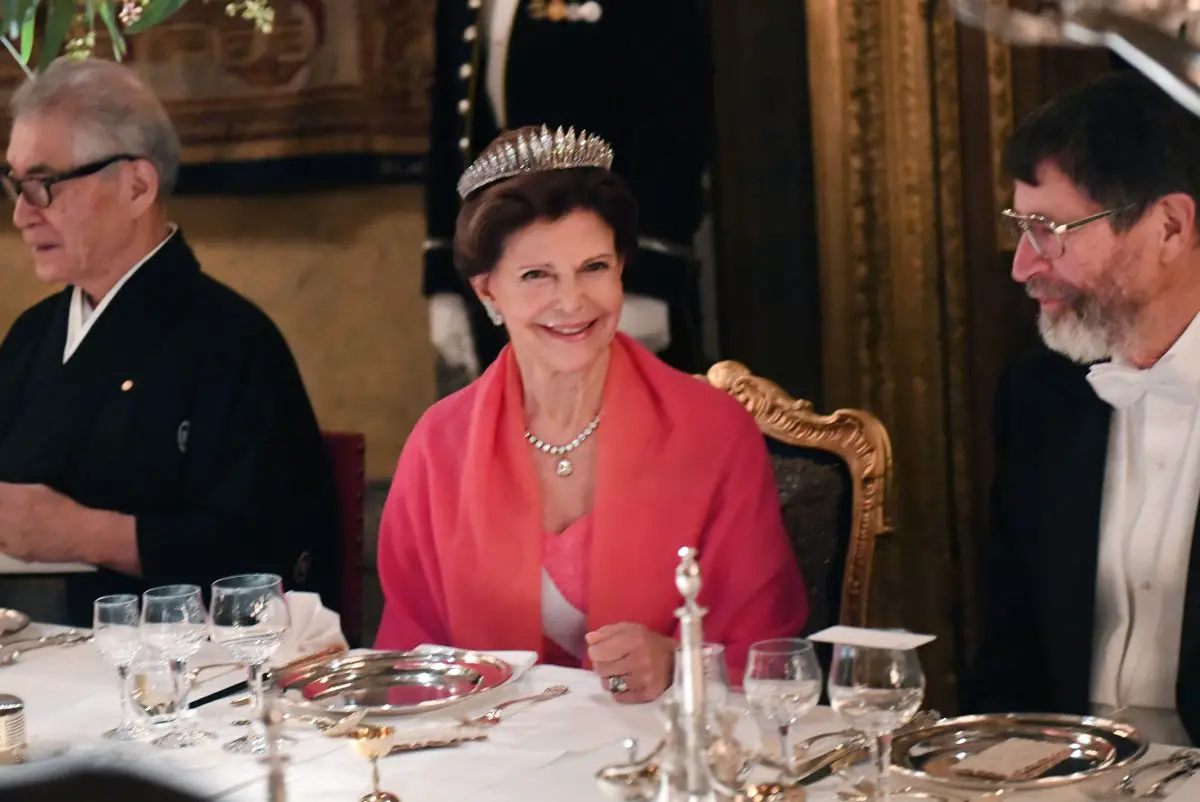 La Regina Silvia di Svezia partecipa alla cena del Re per i vincitori del Nobel al Palazzo Reale di Stoccolma l'11 dicembre 2018 (Fredrik Sandberg/TT News Agency/Alamy)