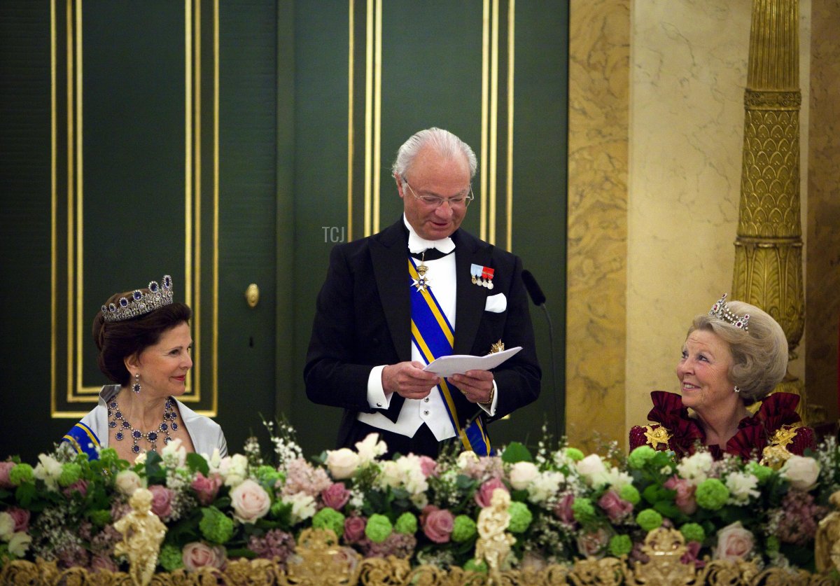 La regina Silvia di Svezia (L) e la regina Beatrix dei Paesi Bassi ascoltano il discorso di Carl XVI Gustav durante il banchetto di Stato al Palazzo Noordeinde all'Aia, nei Paesi Bassi, il 21 aprile 2009