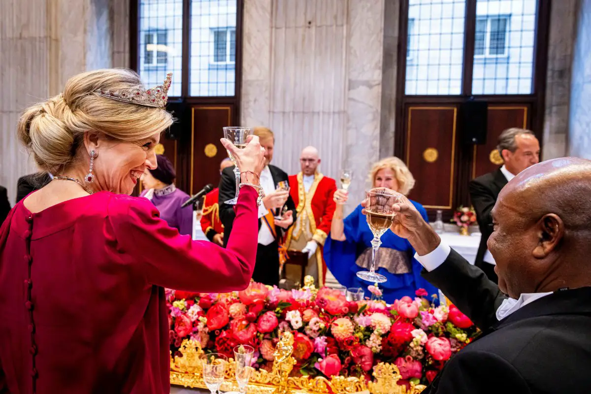 La Regina dei Paesi Bassi partecipa a una cena di gala per il corpo diplomatico al Palazzo Reale di Amsterdam il 5 giugno 2024 (DPA Picture Alliance/Alamy)