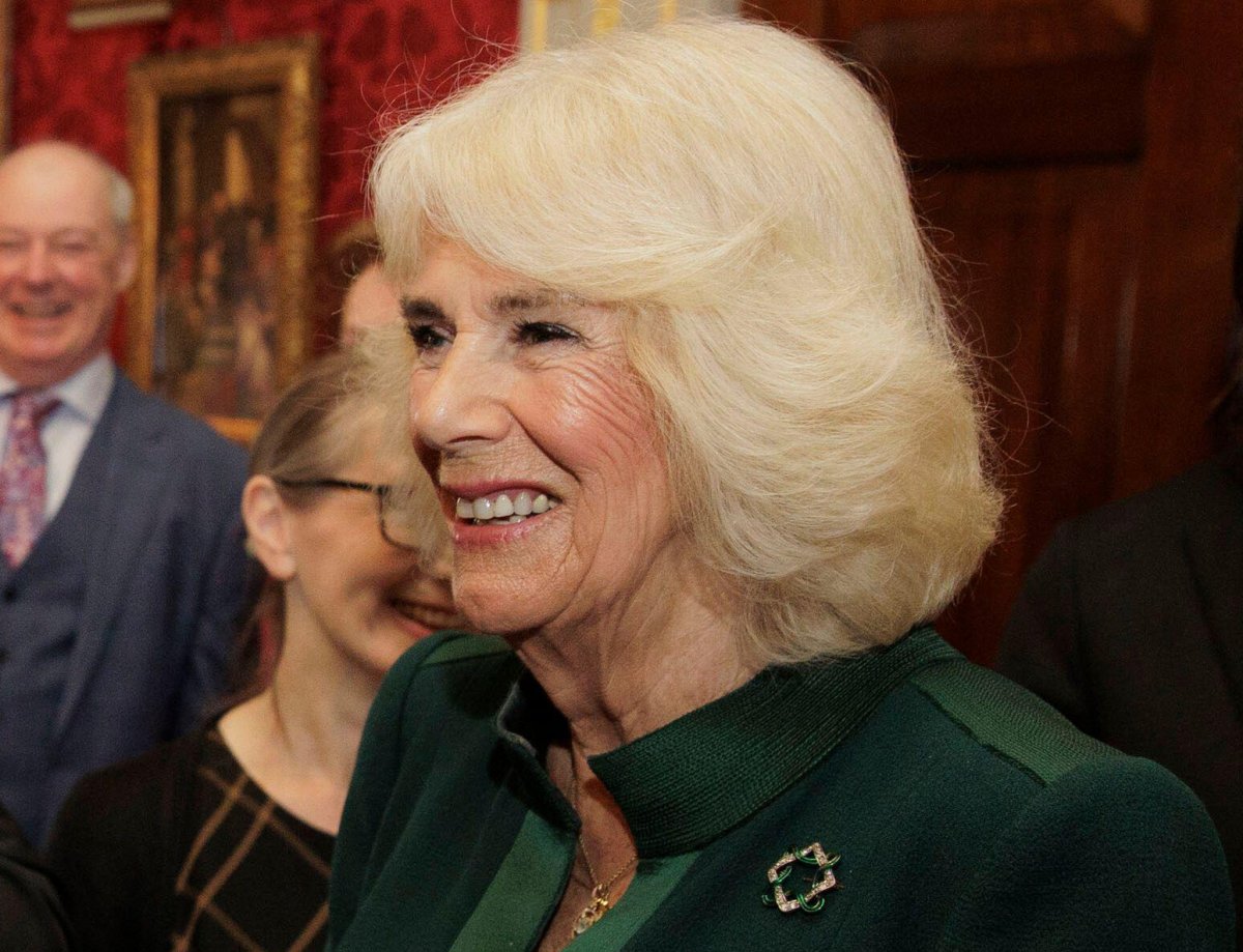 La Regina Camilla del Regno Unito partecipa a una ricezione nella Sala di Lettura della Regina per commemorare la Giornata Mondiale della Poesia al Castello di Hillsborough a Belfast il 21 marzo 2024 (Liam McBurney/PA Images/Alamy)