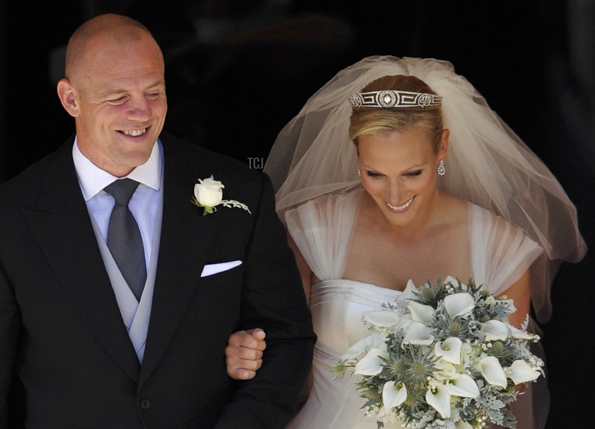 Giocatore di rugby inglese Mike Tindall (L) e sua moglie britannica Zara Phillips, nipote della regina Elisabetta II, escono dopo la cerimonia di nozze presso Canongate Kirk a Edimburgo, Scozia, il 30 luglio 2011