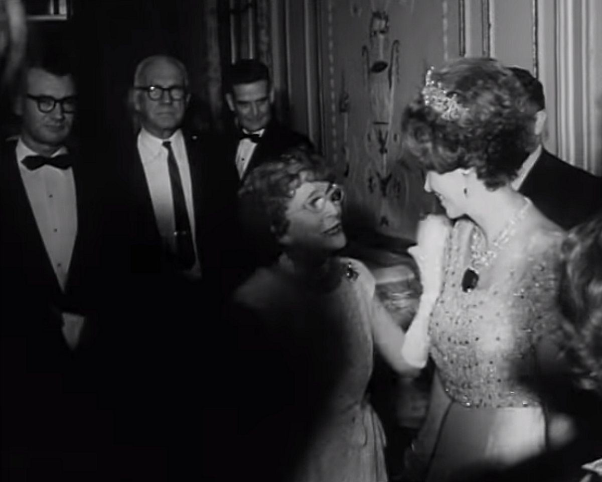 La regina Friederike delle Isole Greche partecipa alla cena per il 75° anniversario del Barnard College al Waldorf-Astoria di New York, 22 gennaio 1964