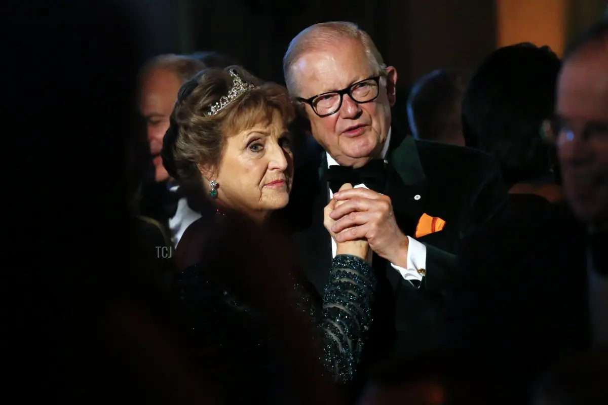 Il Professore Pieter van Vollenhoven e la Principessa Margriet dei Paesi Bassi danzano durante il 35° Peter Stuyvesant Ball il 18 novembre 2016 a New York (KENA BETANCUR/AFP via Getty Images)