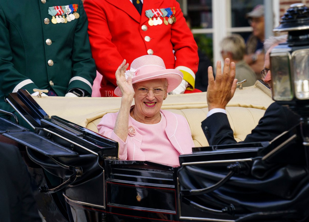 La regina Margrethe di Danimarca (C) visita il comune di Toender il 6 agosto 2022 per celebrare la riunificazione del 1920