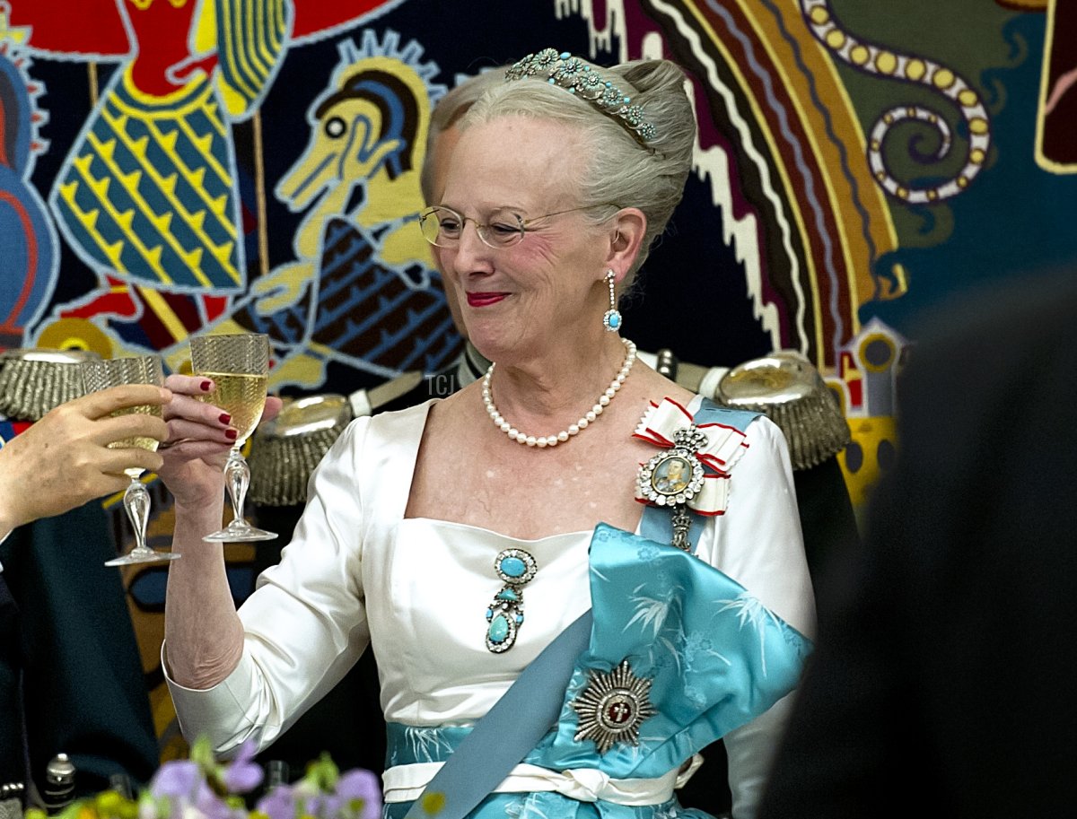 La Regina di Danimarca Margrethe (R) e il Presidente della Cina Hu Jintao partecipano a un banchetto di stato ufficiale presso il Palazzo Christiansborg a Copenaghen il 15 giugno 2012