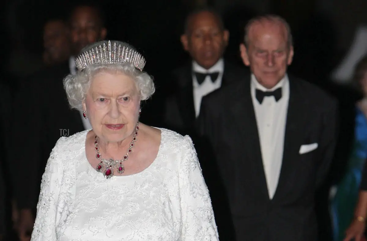 Queen Elizabeth II and the Duke of Edinburgh walking in the grounds of President George Maxwell Richards' official residence in Trinidad before attending a State Dinner, 26 Nov 2009