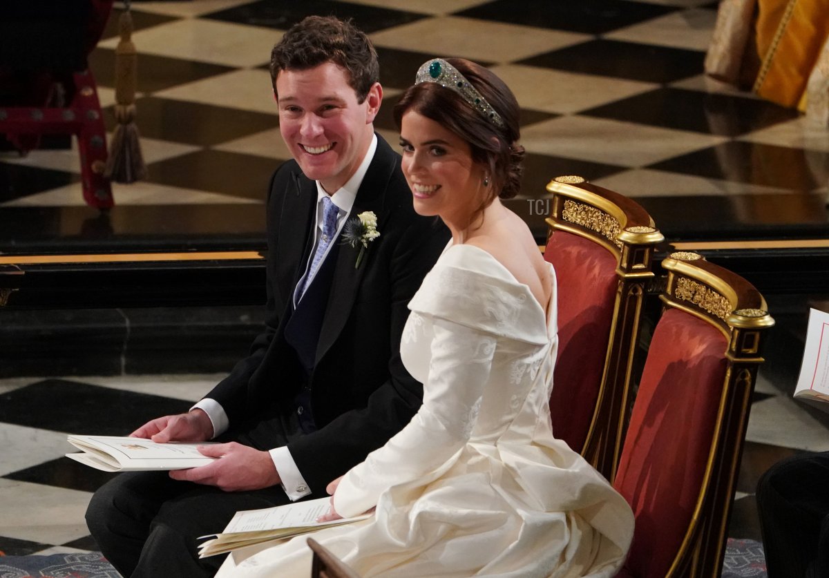 La principessa Eugenie di York (D) e Jack Brooksbank (S) durante la cerimonia di matrimonio alla Cappella di St George, nel Castello di Windsor, il 12 ottobre 2018