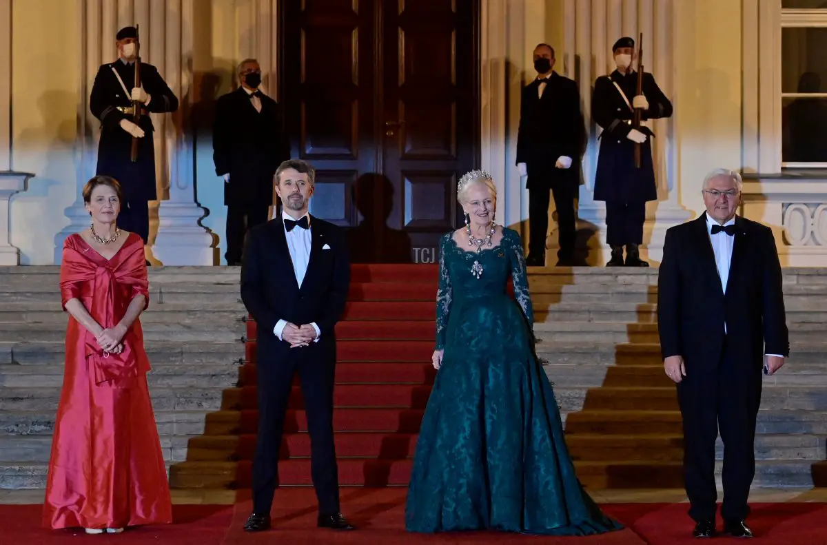 Il Presidente tedesco Frank-Walter Steinmeier (R) e sua moglie Elke Buedenbender (L) posano con la Regina Margrethe II di Danimarca (2nd R) e suo figlio il Principe Ereditario Frederik di Danimarca (2nd L) all'arrivo per un banchetto di stato in loro onore al Palazzo Bellevue presidenziale a Berlino il 10 novembre 2021