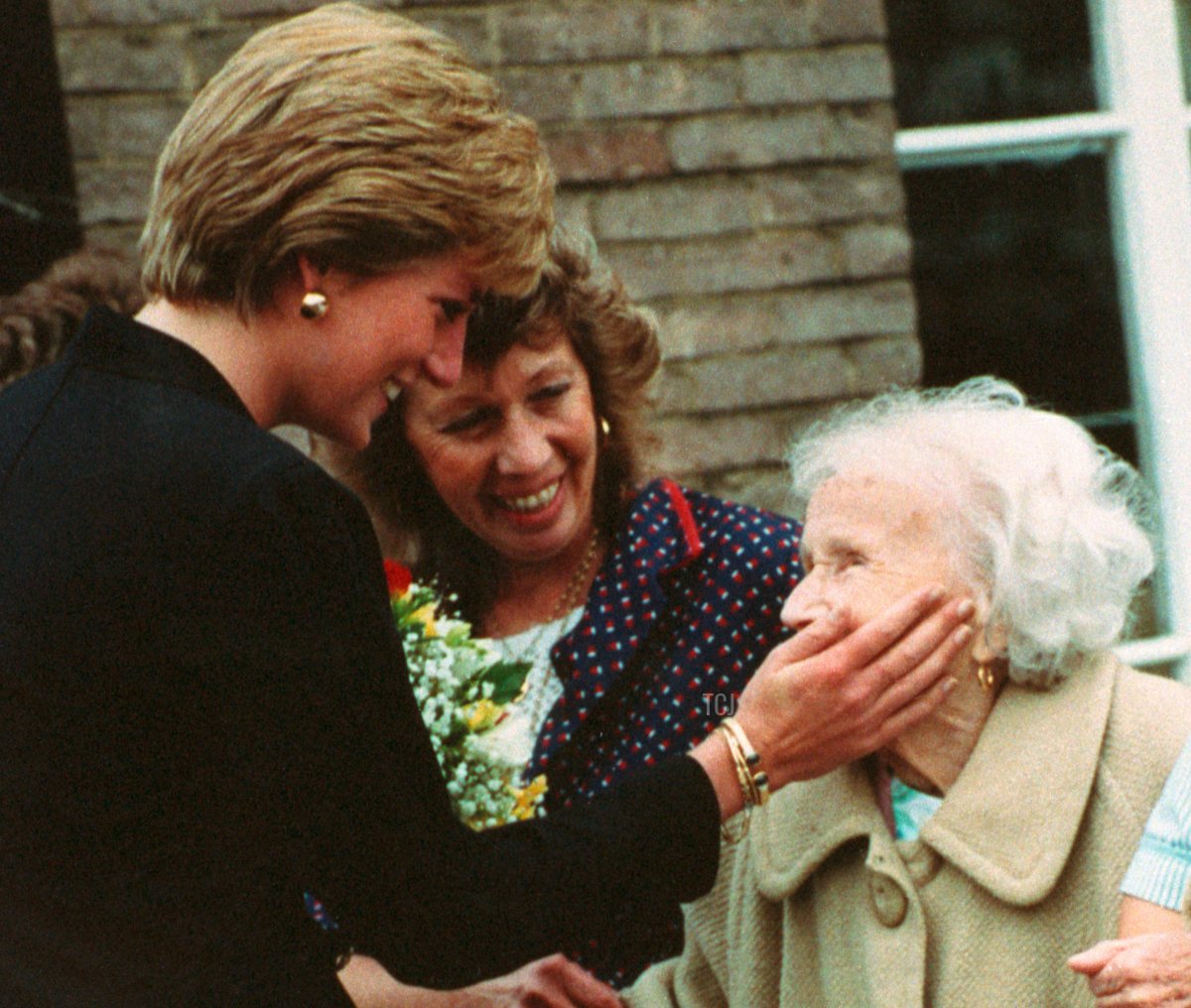 Diana, Principessa del Galles al Lord Gage Centre del Guinness Trust a Newham, Londra. È vista mentre tocca il viso della residente più anziana del centro, Dolly Rowe, 18 Set 1990