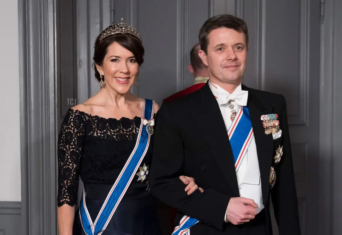 La Principessa ereditaria Mary di Danimarca e il Principe Frederik di Danimarca arrivano a una cena di gala per il Presidente dell'Islanda al Castello di Amalienborg a Copenaghen, Danimarca, 24 gennaio 2017 (SISSE STROYER/AFP via Getty Images)