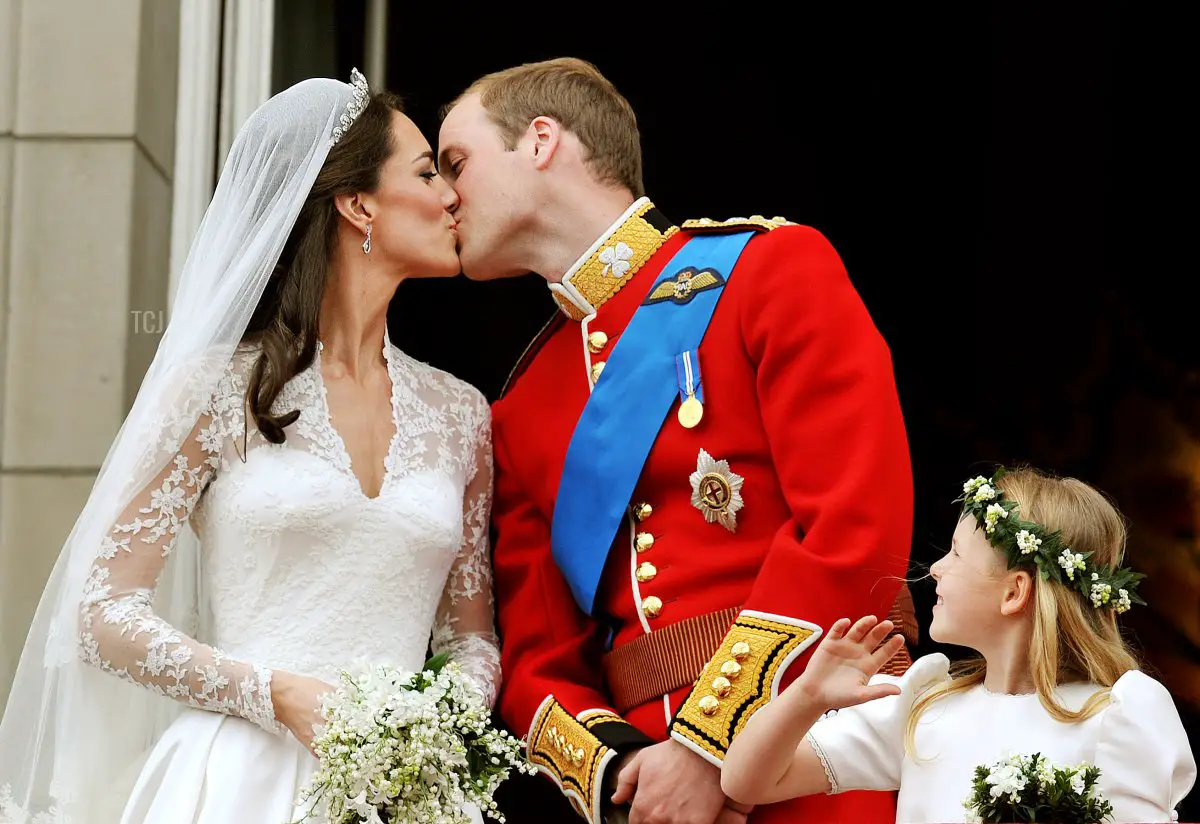 S.A.R. il Principe William, Duca di Cambridge e Catherine, Duchessa di Cambridge si baciano sul balcone di Buckingham Palace dopo essersi sposati il 29 aprile 2011 a Londra, Inghilterra