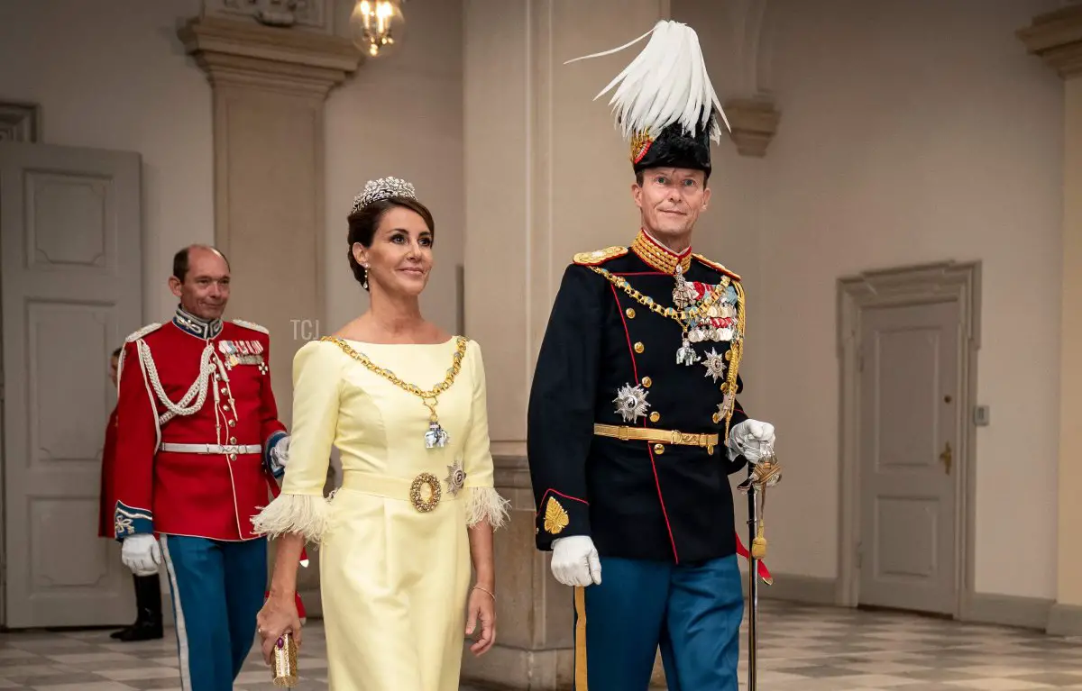 Il Principe Joachim e la Principessa Marie di Danimarca arrivano al banchetto di gala al Palazzo di Christiansborg l'11 settembre 2022, durante le celebrazioni per il 50° anniversario dell'incoronazione della Regina di Danimarca (MADS CLAUS RASMUSSEN/Ritzau Scanpix/AFP via Getty Images)