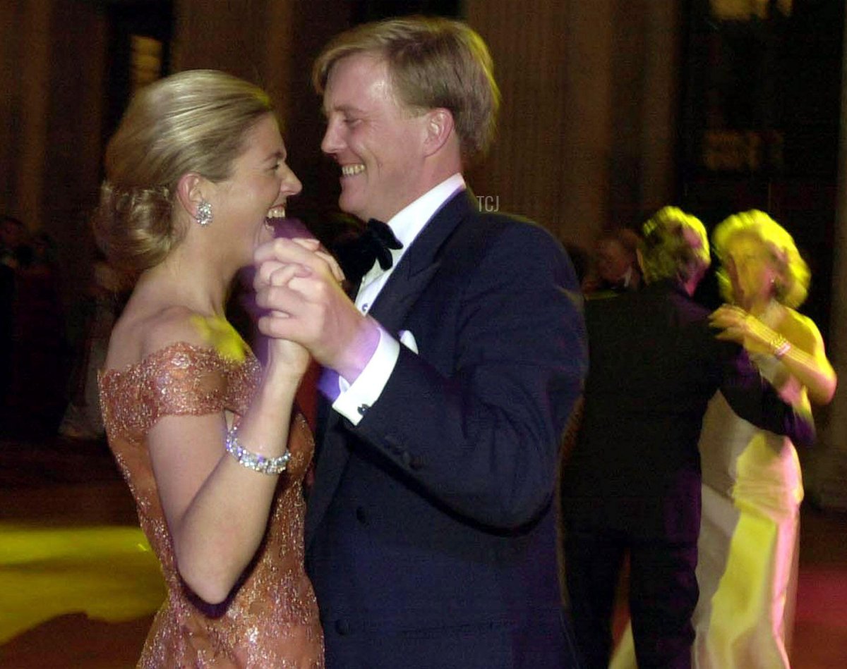 Il Principe ereditario Willem-Alexander e la sua fidanzata argentina Maxima Zorreguieta aprono il ballo con un ballo dopo una cena formale al palazzo reale di Amsterdam, 31 gennaio 2002