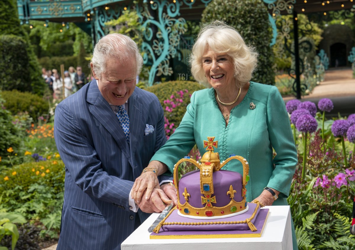 Il Re Carlo III e la Regina Camilla tagliano una torta durante una visita per inaugurare il nuovo Giardino della Coronazione, nel primo giorno del loro soggiorno di due giorni in Irlanda del Nord, il 24 maggio 2023 a Newtownabbey, Irlanda del Nord (Arthur Edwards - Pool/Getty Images)