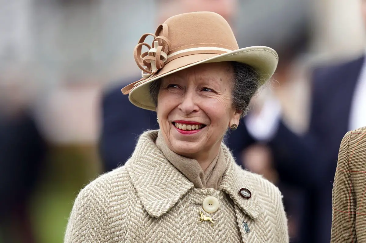 La Principessa Reale partecipa al secondo giorno del Festival di Cheltenham presso l'ippodromo di Cheltenham il 13 marzo 2024 (Mike Egerton/PA Images/Alamy)