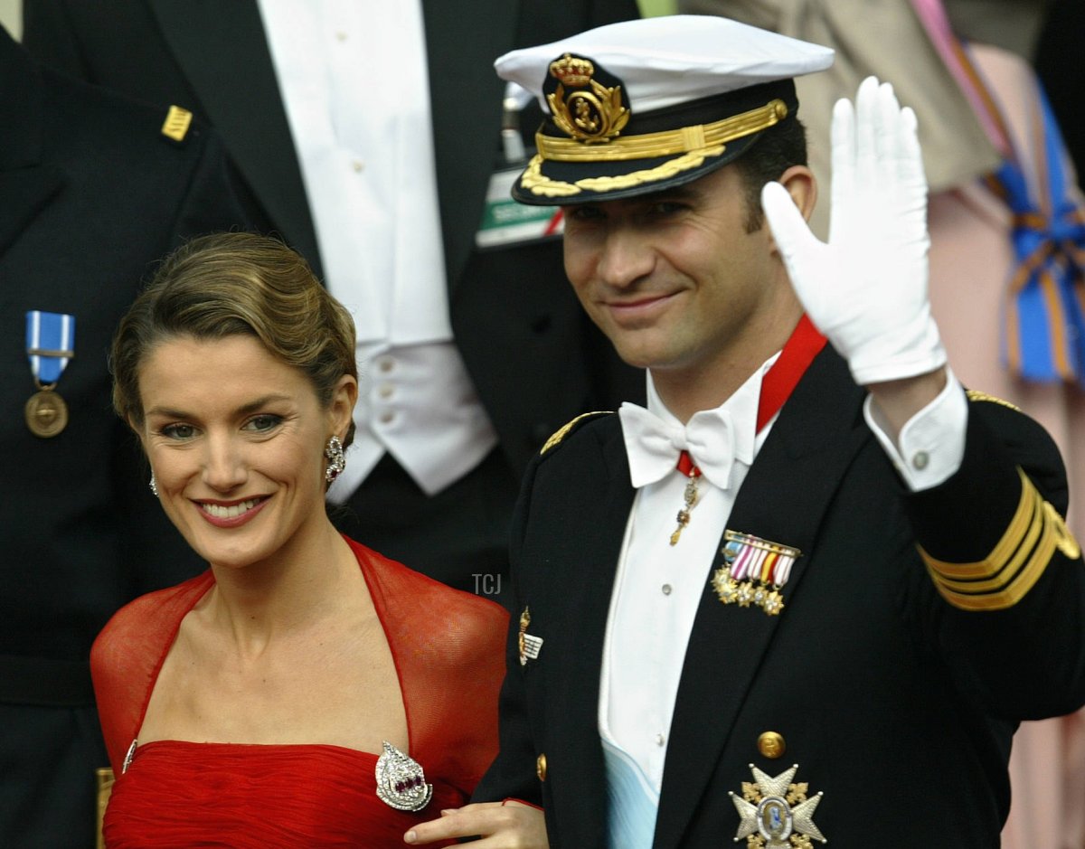 Il principe ereditario Felipe di Spagna e la sua fidanzata Letizia Ortiz lasciano la Cattedrale di Copenhagen il 14 maggio 2004, dopo il matrimonio di Mary Elisabeth Donaldson e il principe ereditario Frederik di Danimarca