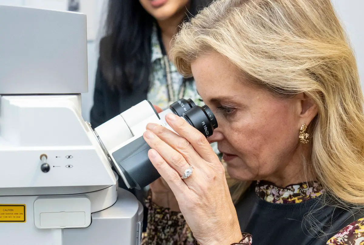 La Duchessa di Edimburgo visita l'Istituto di Oftalmologia UCL a Londra il 18 novembre 2024 (Parsons Media/Alamy)