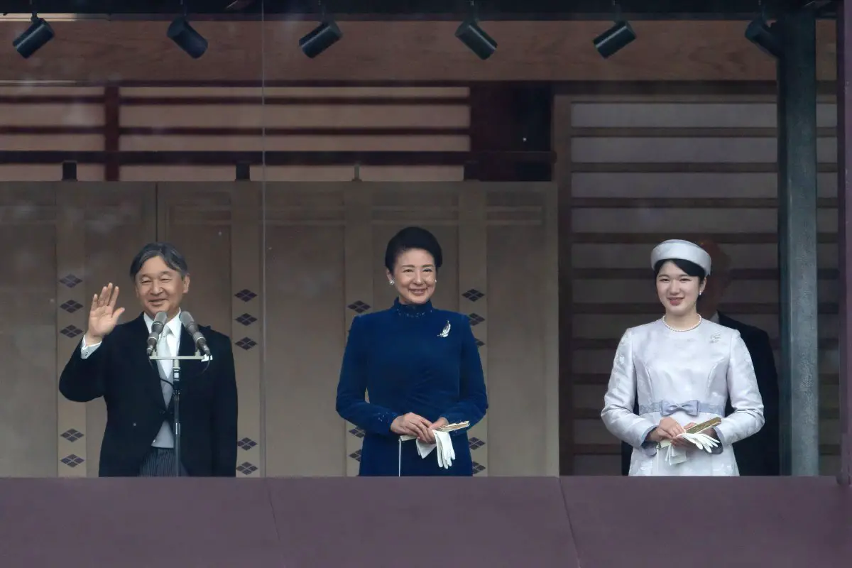 L'Imperatore e l'Imperatrice del Giappone, con la Principessa Aiko, ricevono gli auguri dalla balconata del Palazzo Imperiale di Tokyo nel giorno del suo compleanno, 23 febbraio 2024 (SOPA Images via ZUMA Press/Alamy)