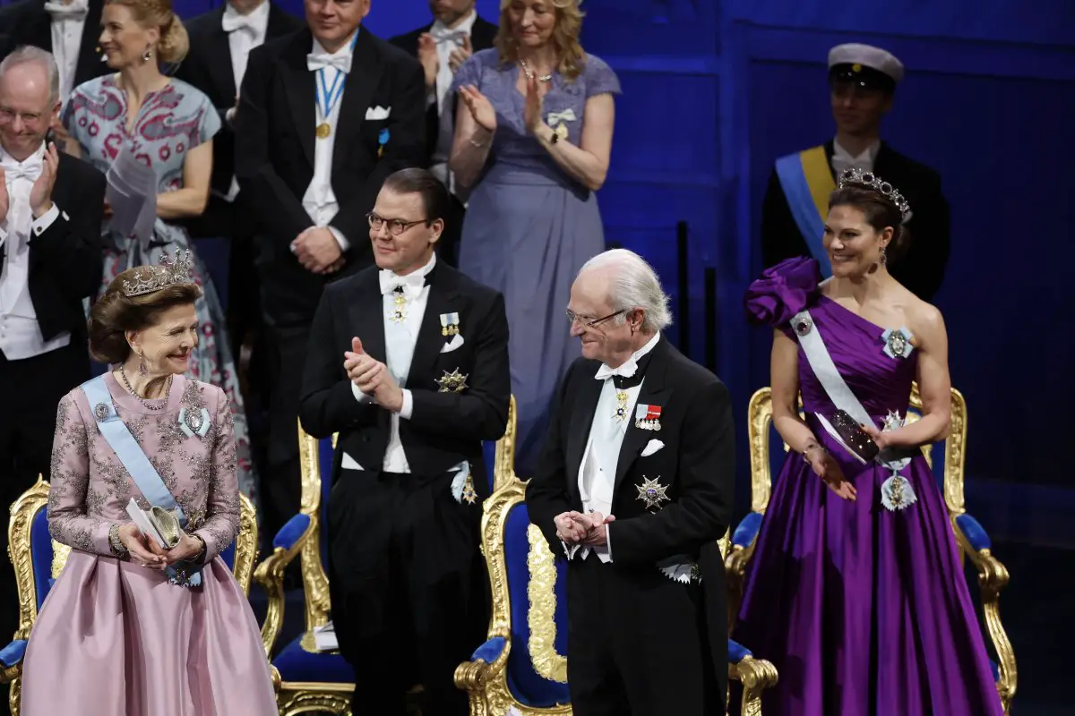 Il Re e la Regina di Svezia, insieme alla Principessa Ereditaria e al Principe Daniel, partecipano alla cerimonia del Premio Nobel a Stoccolma il 10 dicembre 2023 (Christine Olsson/TT News Agency/Alamy)