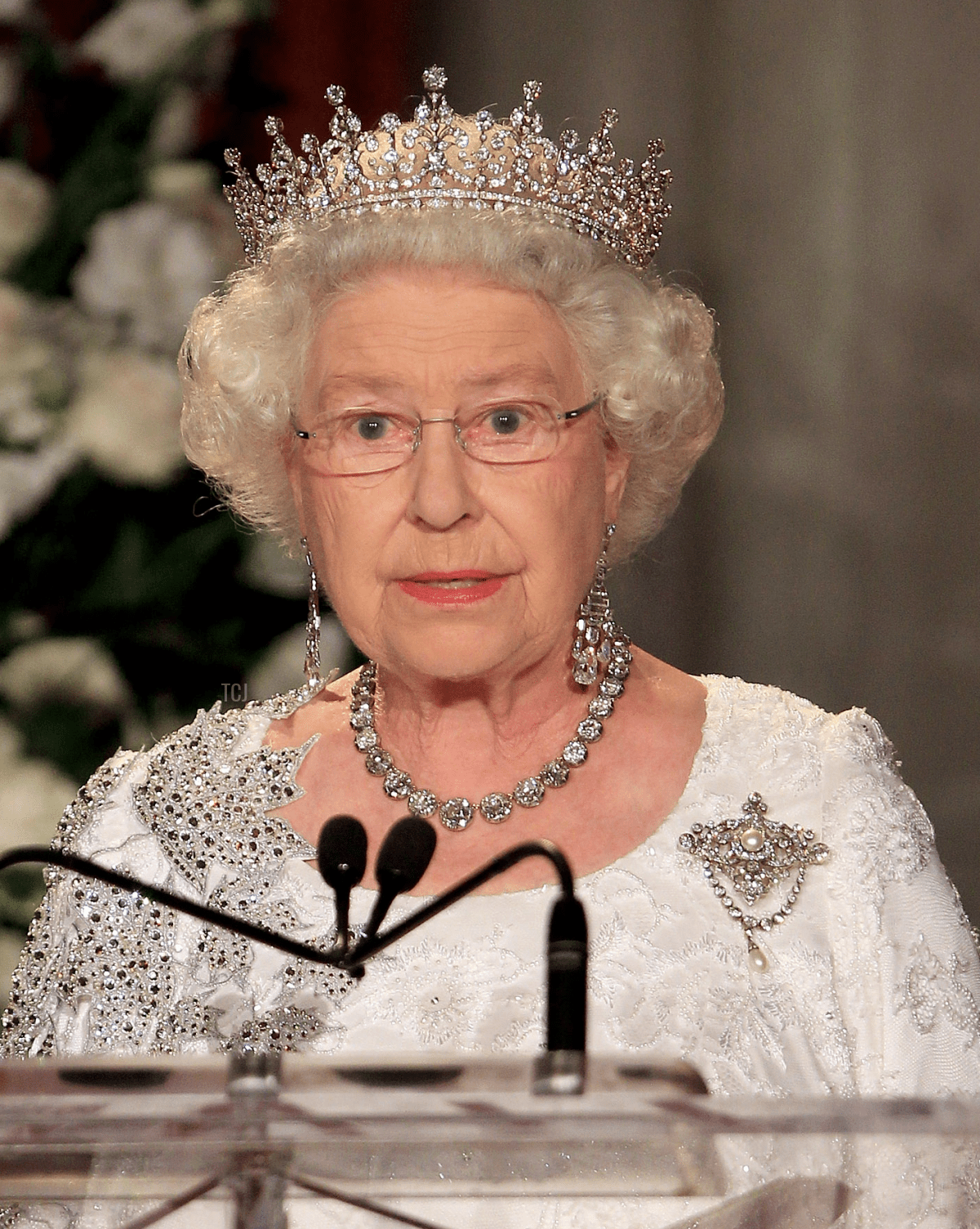 La Regina Elisabetta II pronuncia un discorso durante una cena al Royal York Hotel il 5 luglio 2010 a Toronto