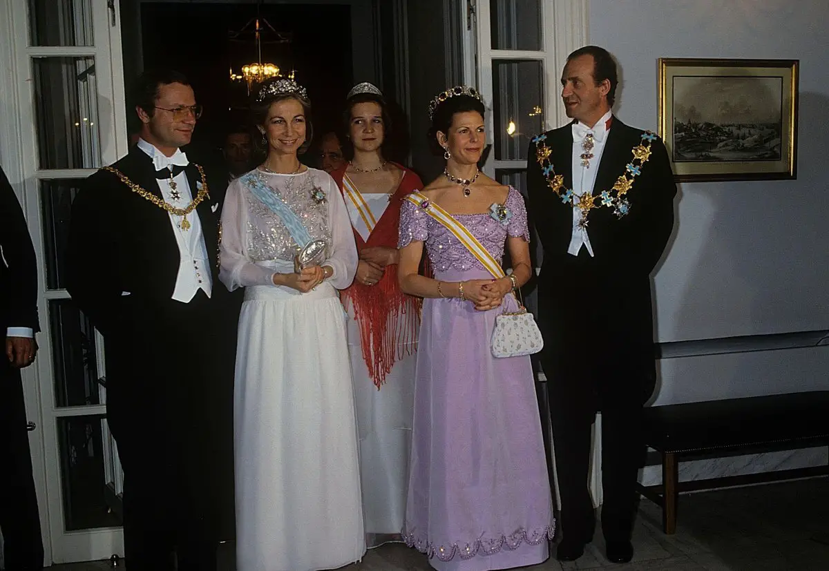 Il Re Carlo XVI Gustavo e la Regina Silvia di Svezia ospitano una cena di ritorno per il Re Juan Carlos, la Regina Sofia e l'Infanta Elena di Spagna presso l'Ambasciata Svedese a Madrid il 23 marzo 1983 (Classic Picture Library/Alamy)