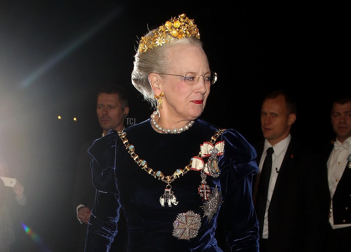 La Regina Margrethe II di Danimarca arriva a un Banchetto di Capodanno tenuto dalla Regina Margrethe di Danimarca al Palazzo Christian VII il 1 gennaio 2013 a Copenhagen, Danimarca (Danny Martindale/Getty Images)