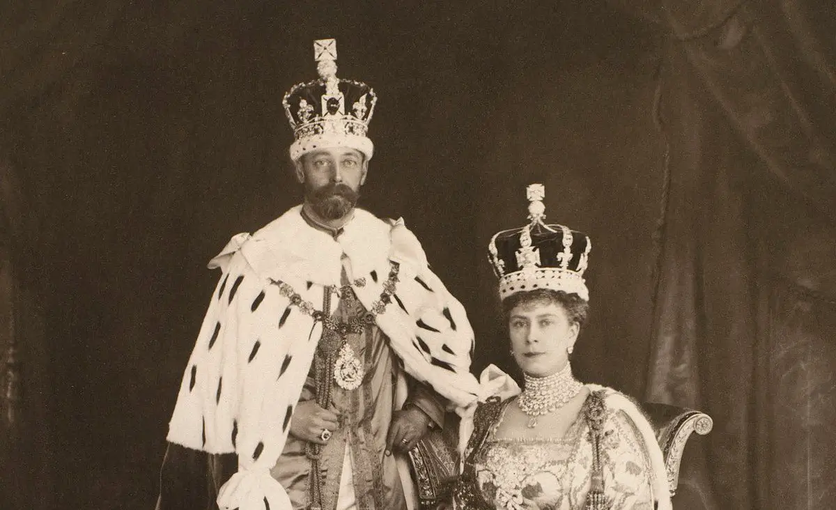 Re Giorgio V e Regina Mary nei loro abiti di incoronazione nel 1911, probabilmente fotografati da W&D Downey (Collezione Reale)