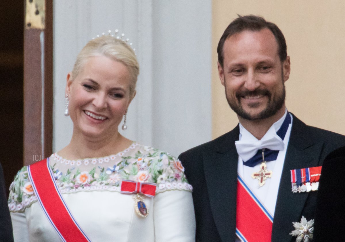 La Principessa della Corona Mette Marit e il Principe Ereditario Haakon di Norvegia salutano i benauguranti dal balcone del Palazzo Reale a Oslo, Norvegia, il 9 maggio 2017 per celebrare l'80° compleanno del Re e della Regina