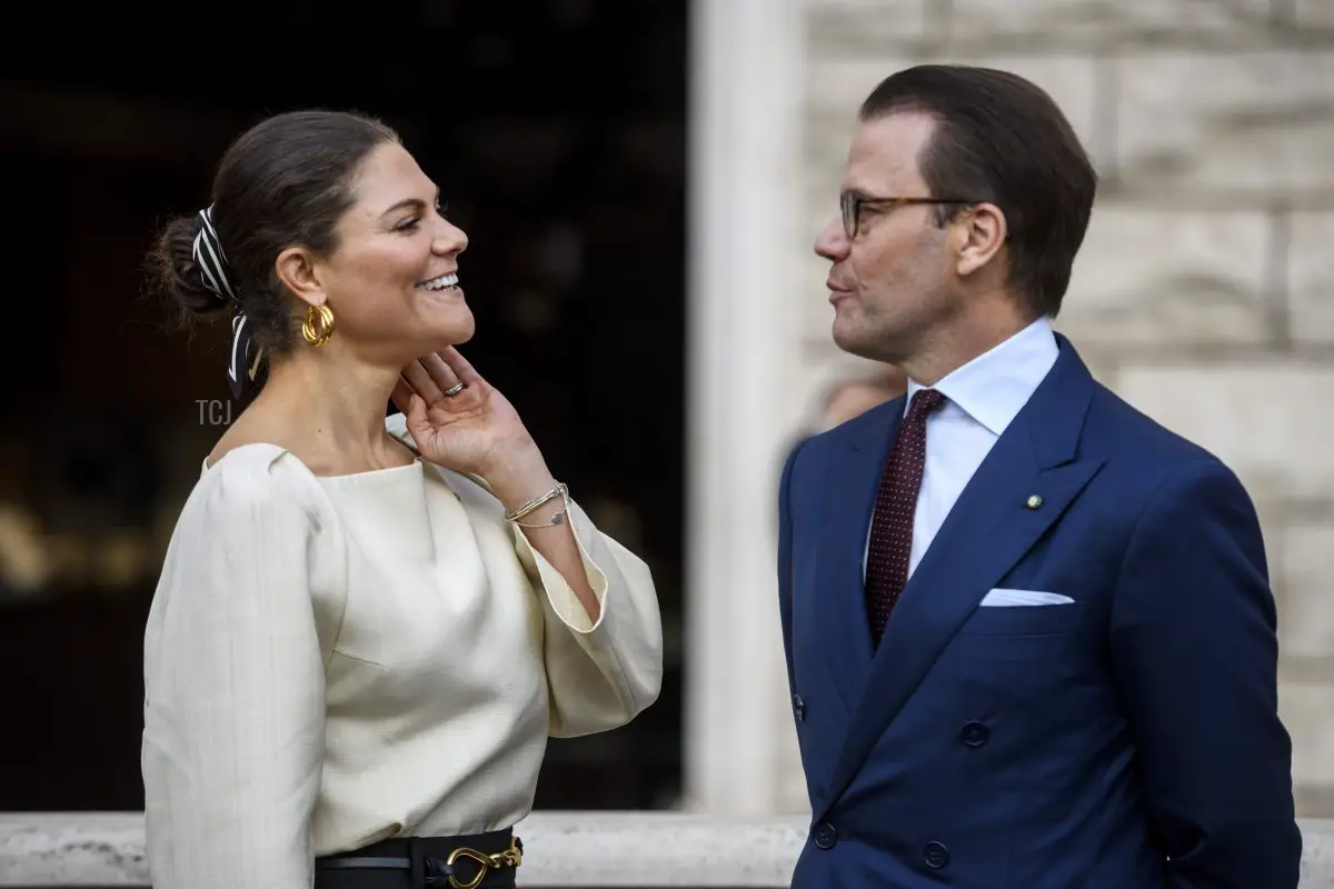 Il principe Daniel di Svezia e la principessa ereditaria Victoria di Svezia visitano l'inaugurazione della mostra 'Immagini che cambiano il mondo' in Piazza San Silvestro, durante una visita di due giorni a Roma per promuovere le relazioni bilaterali nei settori del commercio e degli investimenti, il 18 ottobre 2021 a Roma, Italia