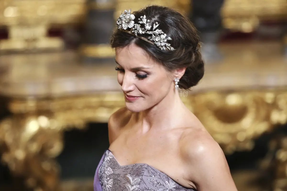 La regina Letizia di Spagna partecipa a una cena di gala in onore del presidente peruviano Martin Alberto Vizcarra e della moglie al Palazzo Reale il 27 febbraio 2019 a Madrid, Spagna