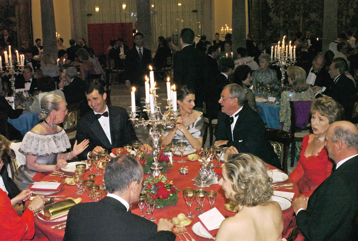 Il Principe di Asturie e Letizia Ortiz Rocasolano conversano con la Regina Margherita II e il Principe Henrik di Danimarca durante una cena ufficiale al Palazzo Reale di El Pardo la notte prima del loro matrimonio, 21 maggio 2004 (ALBERTO MARTIN/AFP/Getty Images)