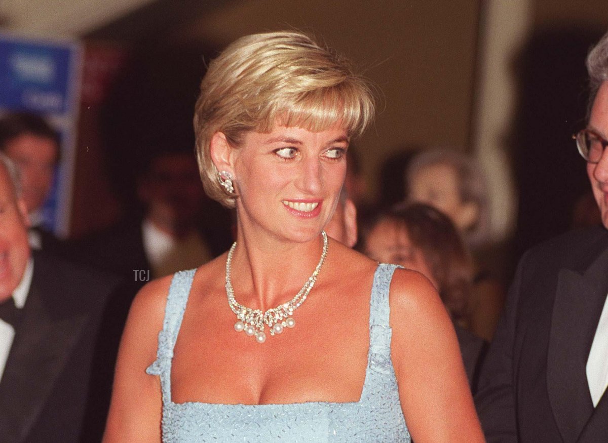 Diana, Principessa di Galles assiste a una spettacolo del Lago dei Cigni dall'English National Ballet al Royal Albert Hall di Londra il 3 Giugno 1997 (Globe Photos/Zuma Press/Alamy)