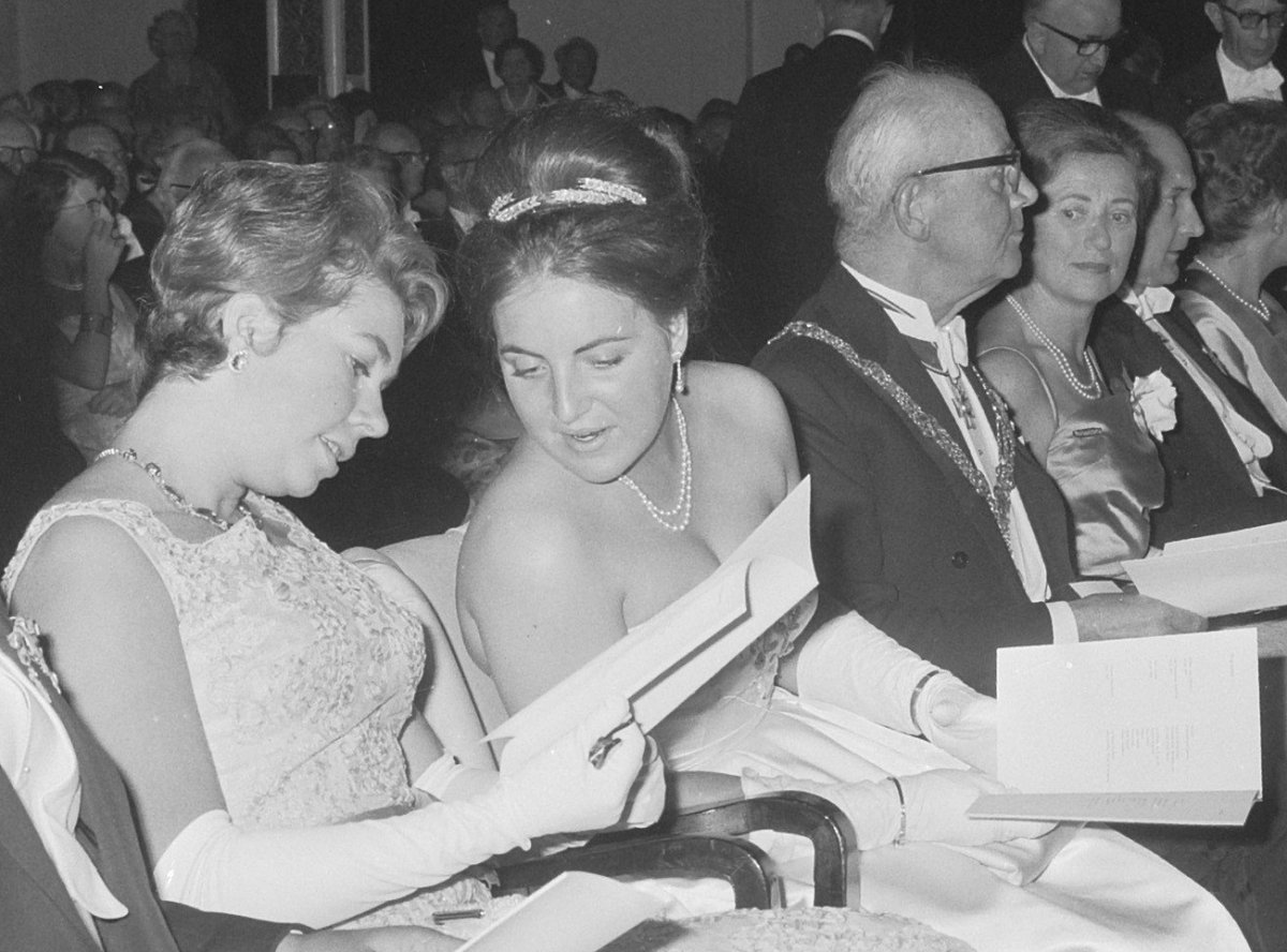 La Principessa Margriet dei Paesi Bassi e la Principessa Christina di Svezia partecipano all'apertura del Festival Olandese a Scheveningen, 15 giugno 1964