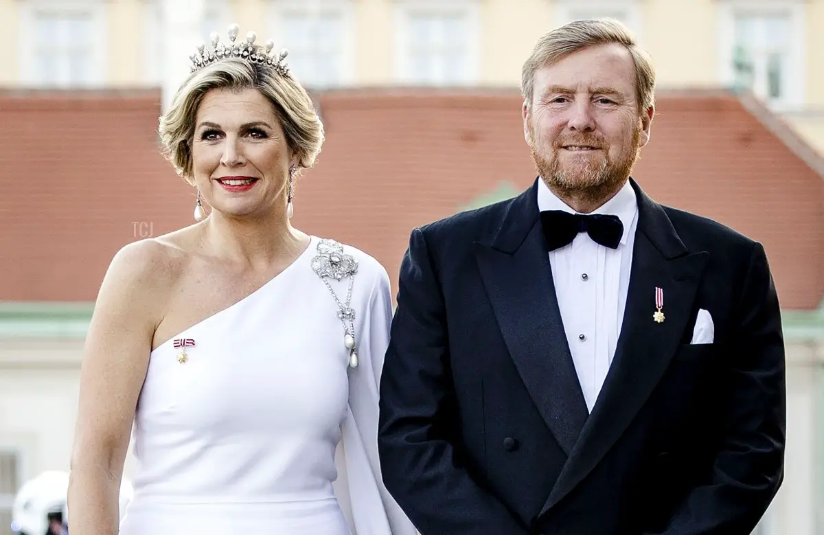 La regina Maxima e il re Willem-Alexander posano al Palazzo Belvedere prima del tradizionale banchetto di stato durante una visita ufficiale di tre giorni in Austria