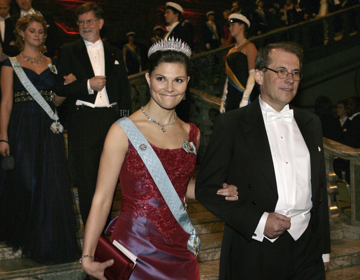 La Principessa Ereditaria di Svezia, Victoria, viene accompagnata da Per Westerberg, Presidente del Parlamento Svedese, al banchetto Nobel presso il Municipio di Stoccolma, 10 Dicembre 2006