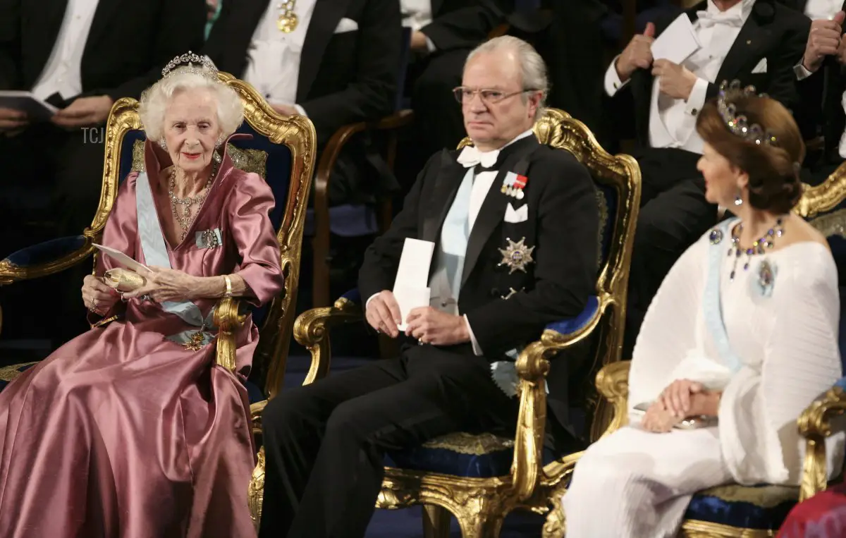 La Principessa Lilian di Svezia, il Re Carl XVI Gustaf di Svezia e la Regina Silvia di Svezia partecipano al Premio Nobel 2006 presso il Concert Hall il 10 dicembre 2006 a Stoccolma, Svezia