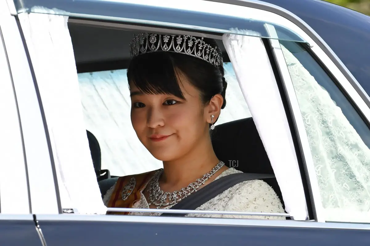 Un veicolo che trasporta la Principessa Mako del Giappone, figlia del Principe Ereditario Akishino, lascia il Palazzo Imperiale di Tokyo il 1° maggio 2019