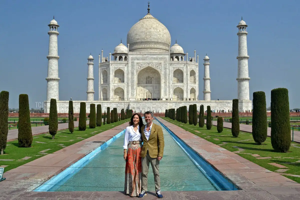 Il Crown Prince Frederik e la Crown Princess Mary della Danimarca posano per foto davanti al Taj Mahal ad Agra il 26 febbraio 2023 (AFP via Getty Images)