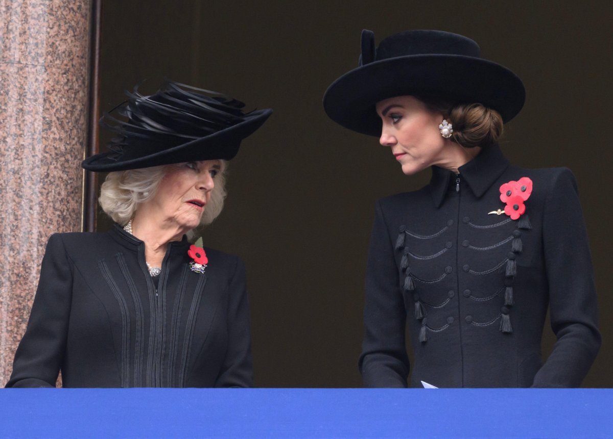 La Regina e la Principessa di Galles partecipano al servizio della Domenica della Memoria da un balcone presso il Ministero degli Esteri a Londra il 12 novembre 2023 (Doug Peters/EMPICS/Alamy)