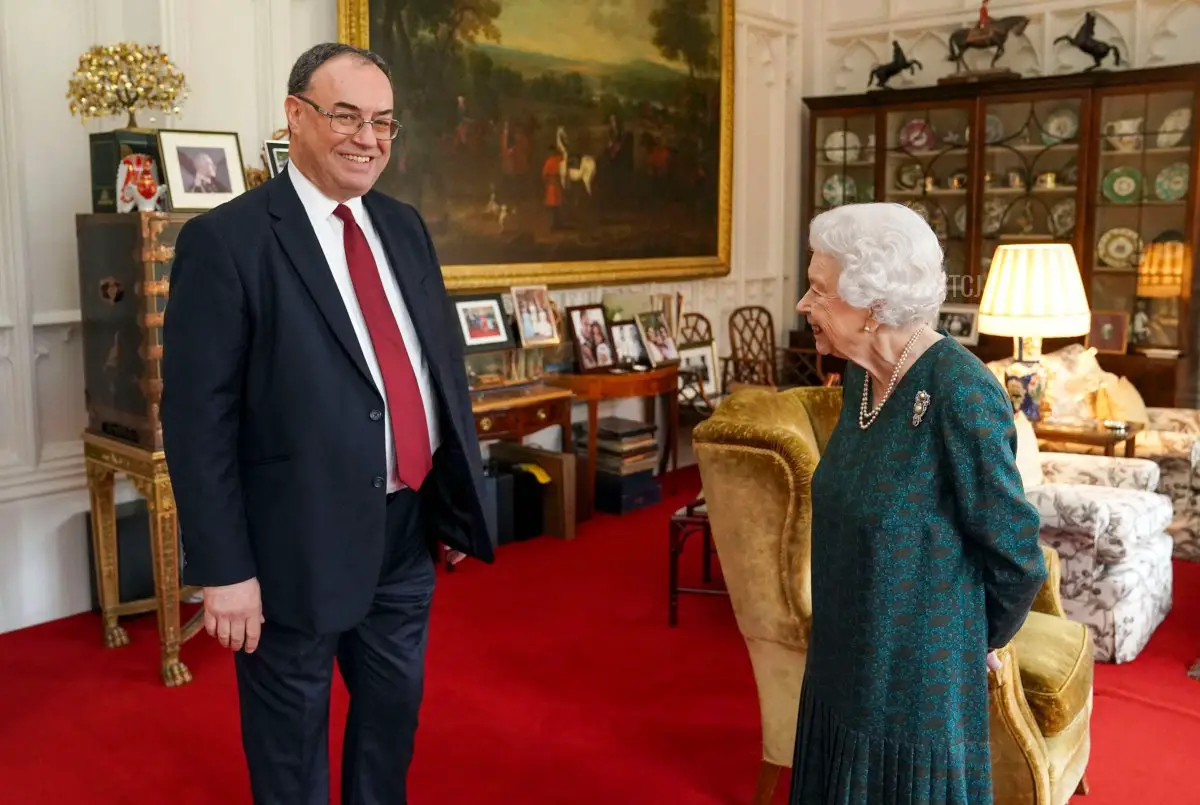 La regina britannica Elisabetta II riceve il Governatore della Banca d'Inghilterra Andrew Bailey durante un'udienza nella Oak Room al Castello di Windsor, Berkshire, il 24 novembre 2021