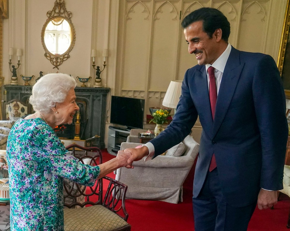 La regina d'Inghilterra Elisabetta II stringe la mano all'emiro del Qatar Sheikh Tamim bin Hamad al-Thani durante un incontro al Castello di Windsor, a ovest di Londra, il 24 maggio 2022