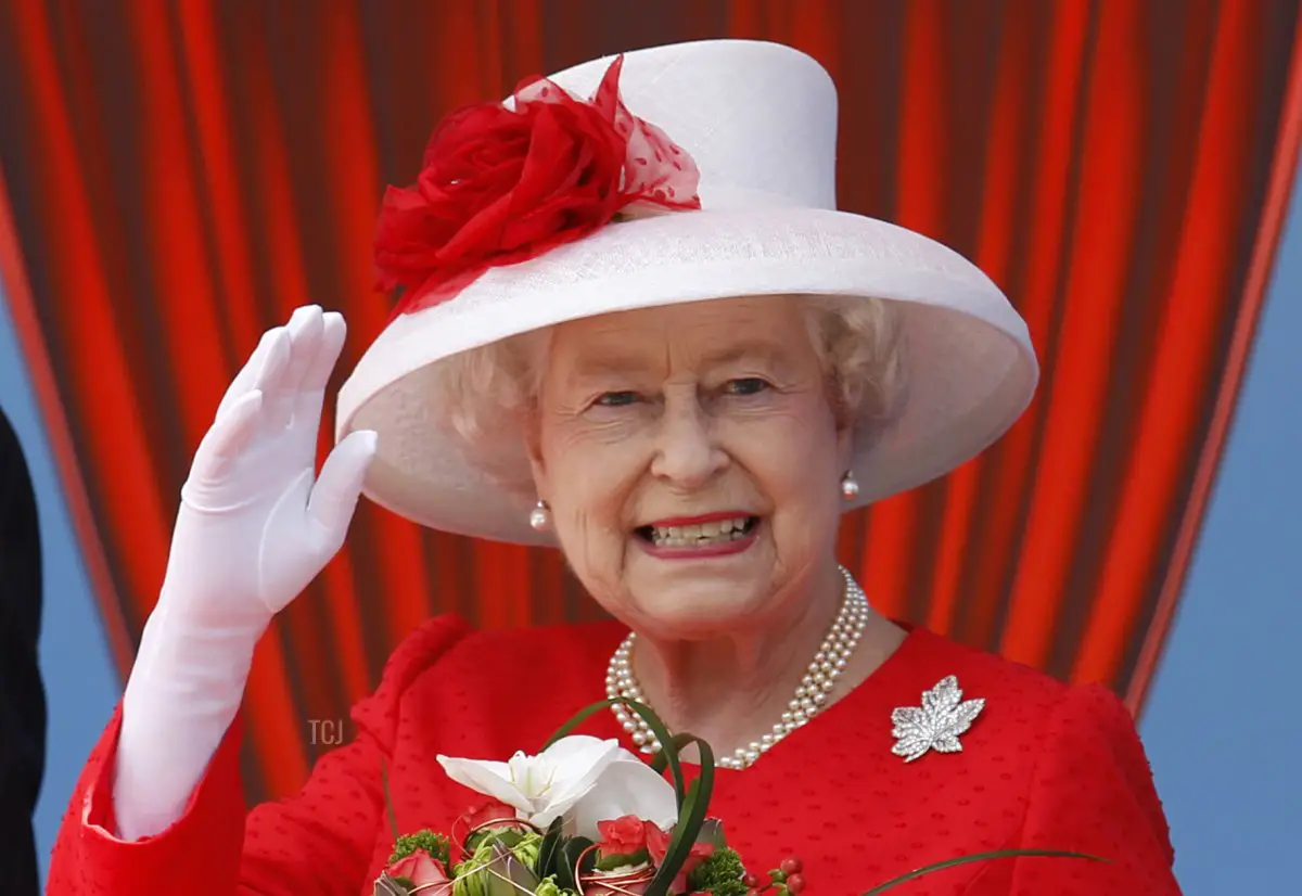 La Regina Elisabetta II saluta alcuni dei migliaia di canadesi che si sono riuniti per festeggiare il Canada Day con lei sul Parlamento Hill a Ottawa, Ontario, 1 luglio 2010