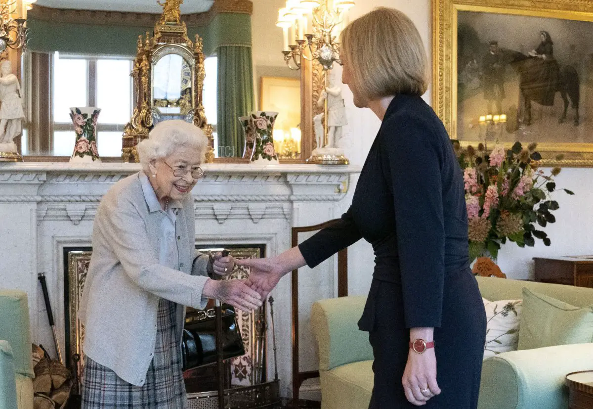 La regina Elisabetta accoglie il nuovo leader eletto del partito conservatore Liz Truss mentre arriva al Castello di Balmoral per un'udienza in cui sarà invitata a diventare Primo Ministro e formare un nuovo governo il 6 settembre 2022 ad Aberdeen, Scozia