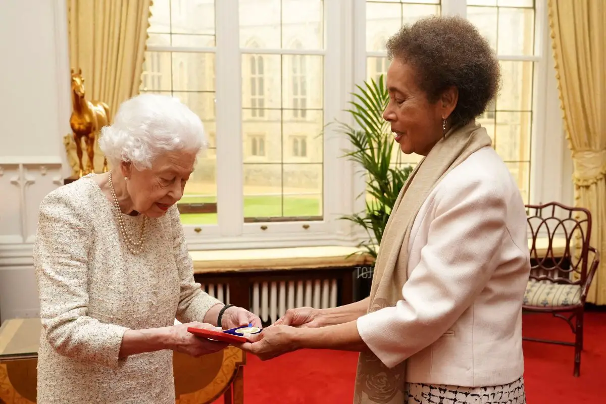 La regina britannica Elisabetta II presenta la Medaglia d'Oro della Regina per la Poesia alla poetessa guyanese Grace Nichols durante un'udienza privata al Castello di Windsor, il 16 marzo 2022