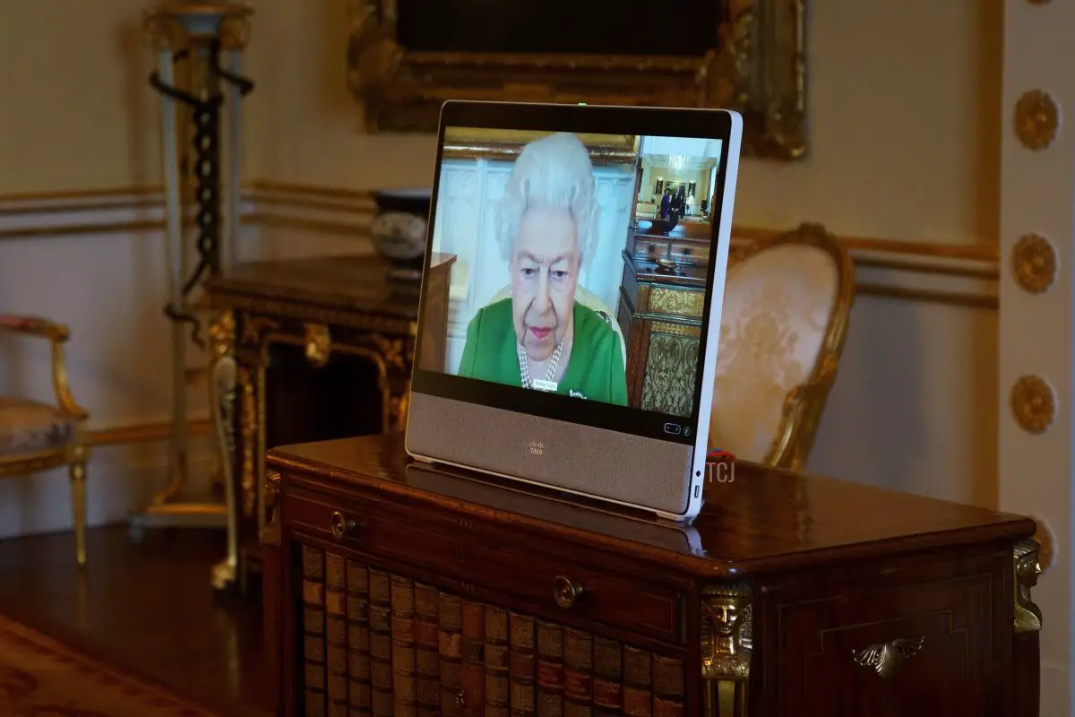 La Regina Elisabetta II appare su uno schermo tramite videolink da Windsor Castle, dove risiede, durante un'udienza virtuale per ricevere l'Ambasciatore di Andorra, Carles Jordana Madero, (non in foto) a Buckingham Palace il 1 marzo 2022 a Windsor, Inghilterra