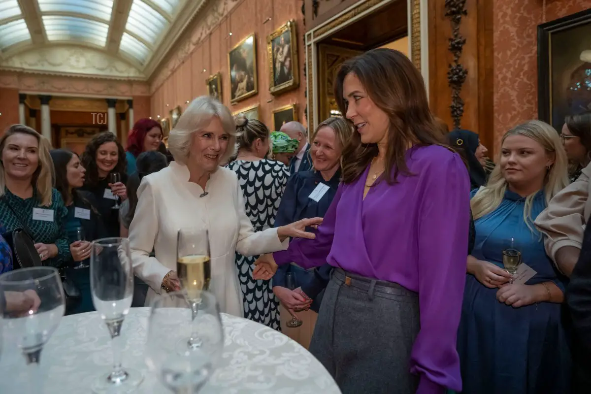 La regina consorte di Gran Bretagna Camilla parla alla Principessa reale danese Mary durante una ricezione per sensibilizzare sulla violenza contro le donne e le ragazze, parte della campagna ONU delle 16 giorni di attivismo contro la violenza di genere, al Palazzo di Buckingham a Londra il 29 novembre 2022