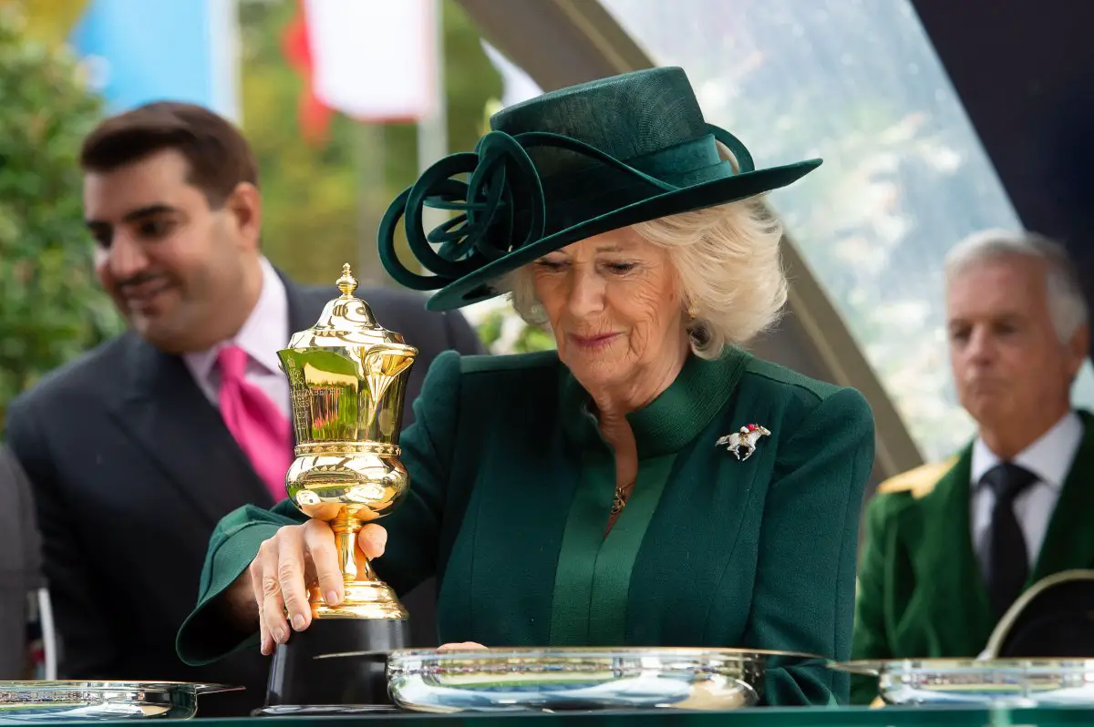 La Regina Camilla partecipa al QIPCO British Champions Day presso l'ippodromo di Ascot il 21 ottobre 2023 (Maureen McLean/Alamy)